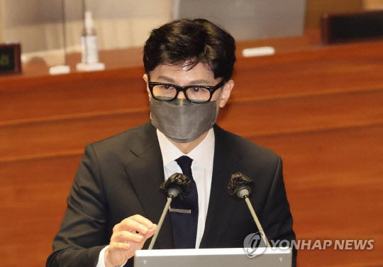 한동훈 법무부 장관이 지난 19일 오후 서울 여의도 국회 본회의장에서 열린 정치분야 대정부질문에서 국민의힘 이용호 의원의 질의에 답변하고 있다.<연합뉴스>